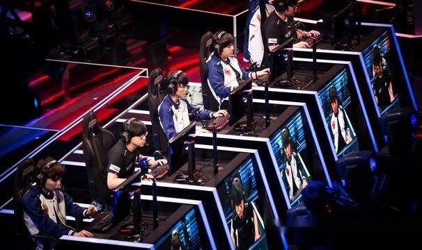  电竞选手刻苦训练备战国际大赛