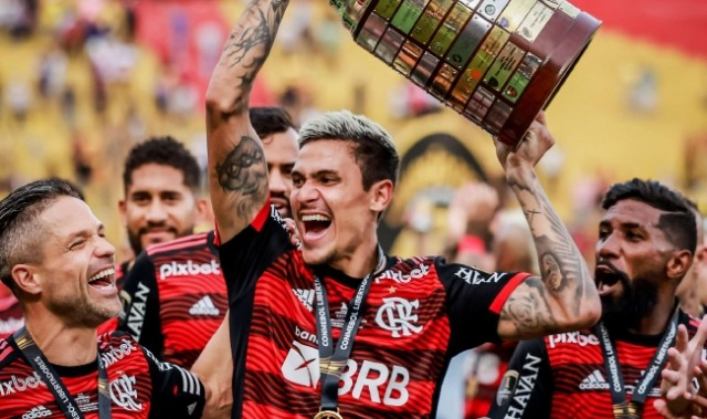  南美解放者杯决出冠军，巴西球队成功捧杯