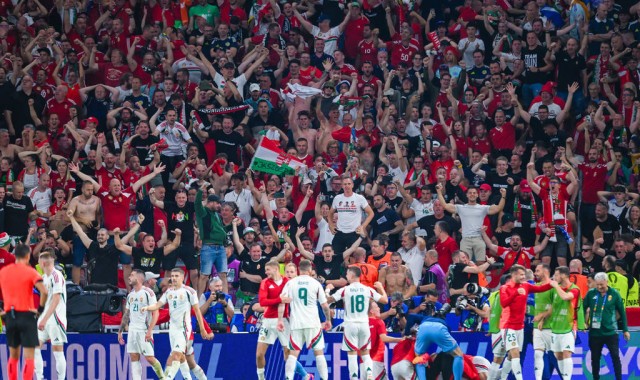  卡利亚里读秒绝杀，主场球迷沸腾庆祝  