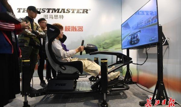  电竞模拟器普及，普通玩家也能体验职业赛场