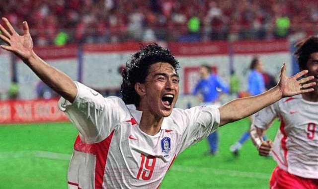  VAR技术改变比赛走向，争议判罚引发热议