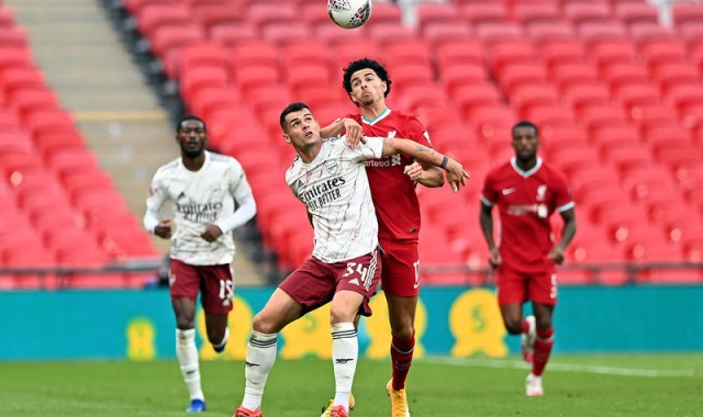  英格兰社区盾，曼城常规时间战平利物浦