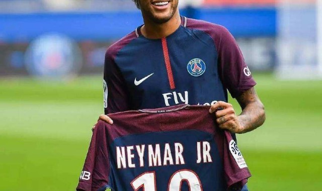  法甲巴黎独占鳌头，摩纳哥紧追不舍