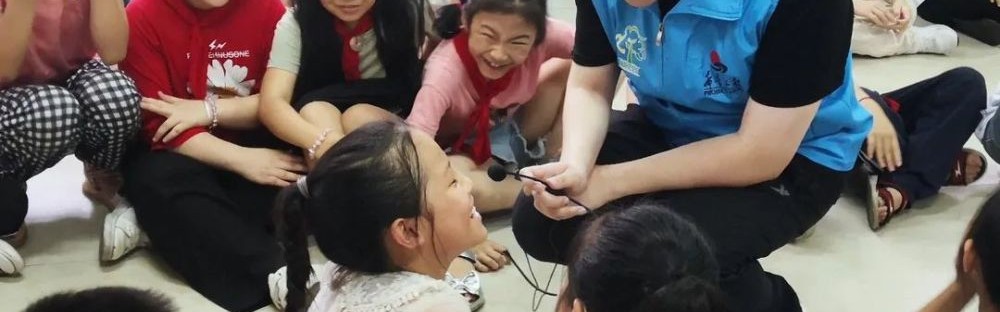  网球进校园活动启动，专业教练指导少年基础训练  