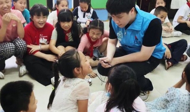  网球进校园活动启动，专业教练指导少年基础训练  