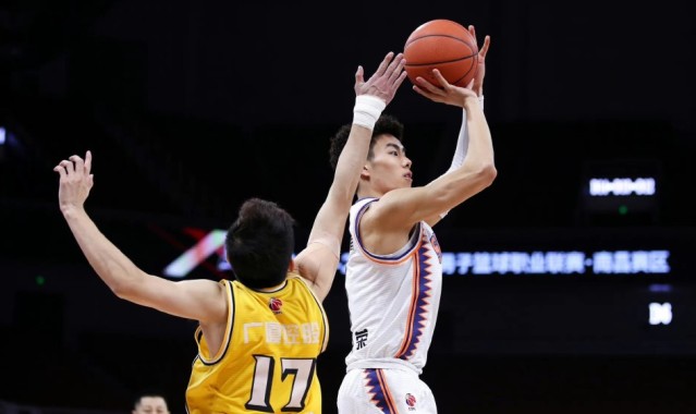  胡金秋狂砍38分广厦击败上海迎五连胜