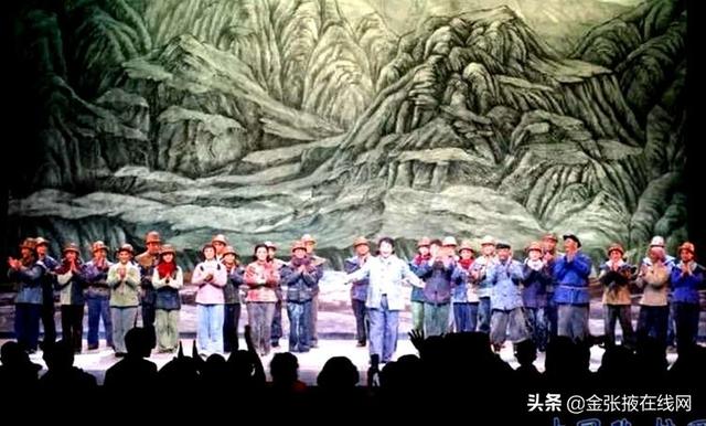 网前截击再现经典,复古打法惊艳观众 网前截击再现经典,复古打法惊艳观众