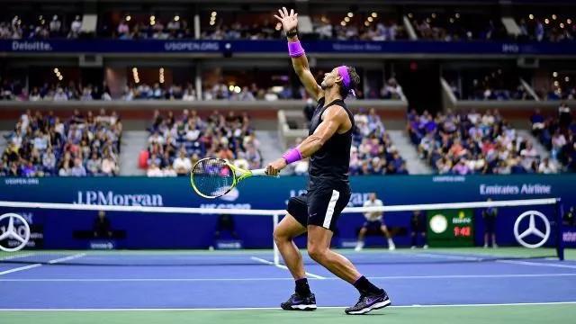  贝雷蒂尼暴力正手发威，速胜对手轻松过关