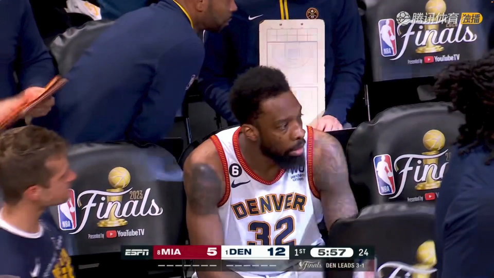 公牛拉文空中作业暴扣点燃全场 公牛拉文空中作业暴扣点燃全场