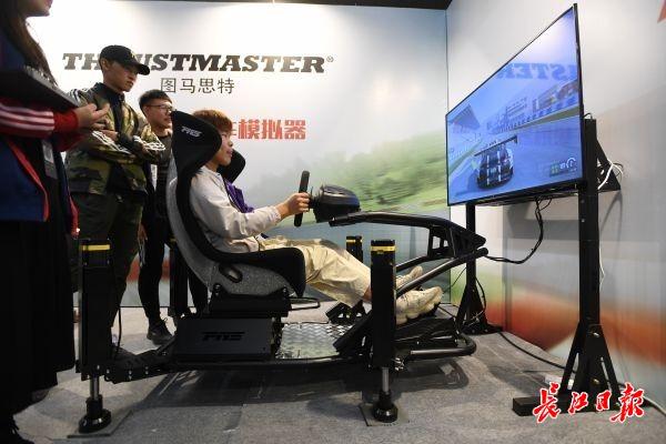  电竞模拟器普及，普通玩家也能体验职业赛场