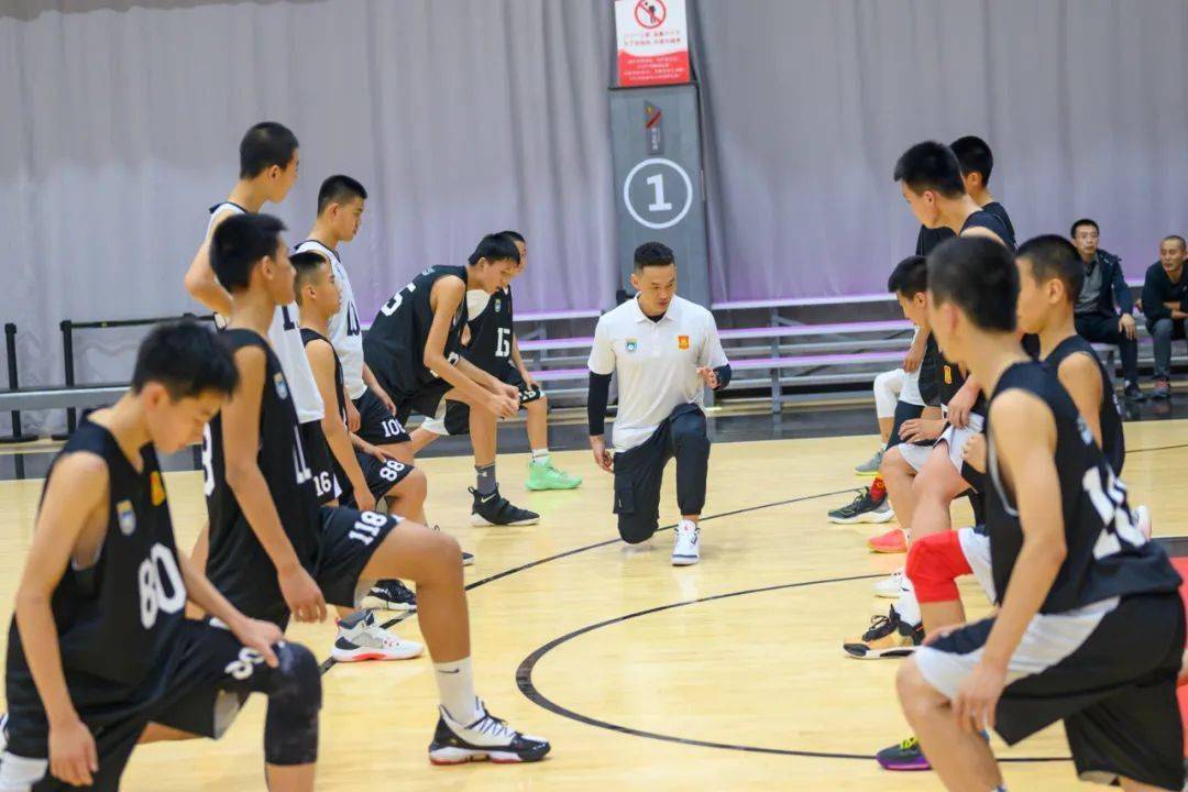  青少年篮球联赛开幕，青春风暴席卷赛场