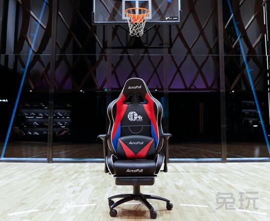  电竞联名款发布，时尚与竞技碰撞擦出火花