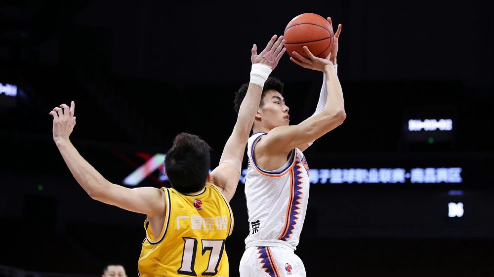  胡金秋狂砍38分广厦击败上海迎五连胜